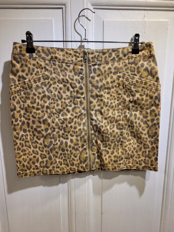 Producto - Falda DIVIDED animal print leopardo Talle 40 - PRECIO: 40X