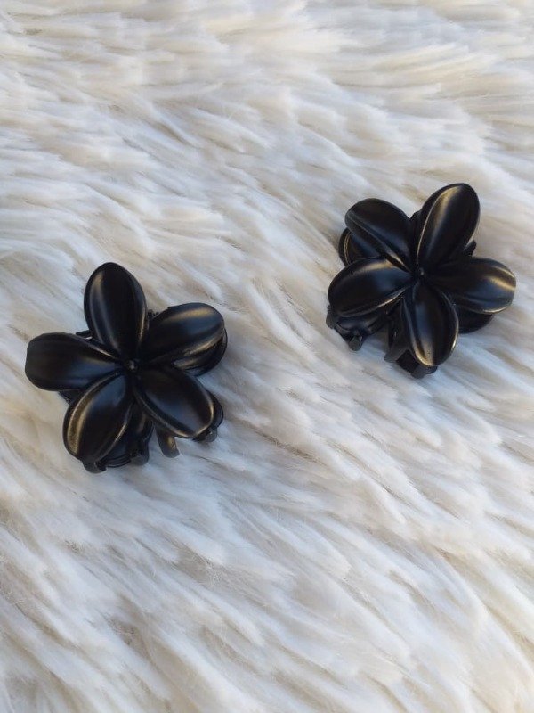 Producto - Broche Metal Flor Hawaiana chica negro (el par)