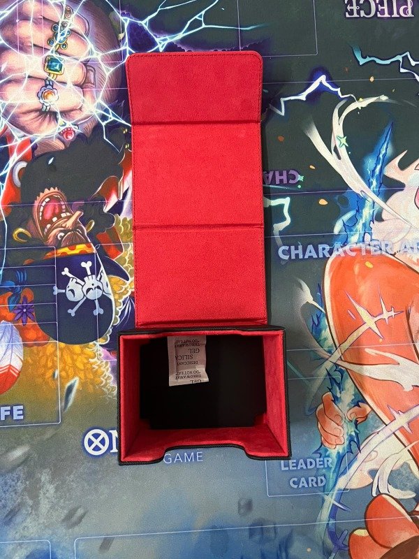 Producto - Deckbox Con Interior y costura Roja - Imantada - Para Hasta 100 Cartas - 1