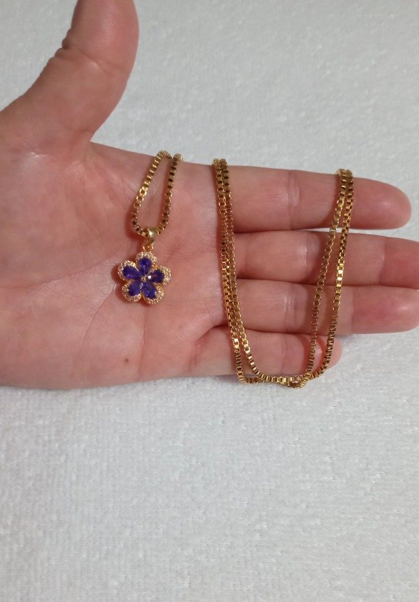 Producto - CONJUNTO DIJE PREMIUM MULTIESTRASS FLOR Y CADENA A.D (color violeta).