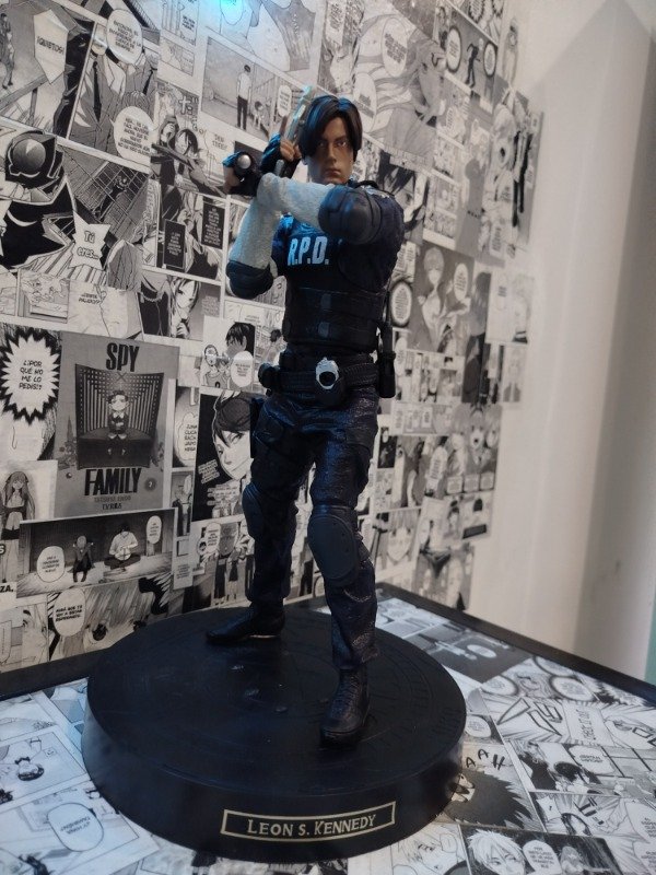 Producto - FIGURA COLECCION LEON KENNEDY RE 2 1/6
