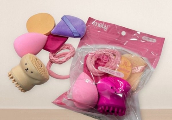 Producto - Set de 4 esponjitas de maquillaje, 2 colitas y pulpito de limpieza facial