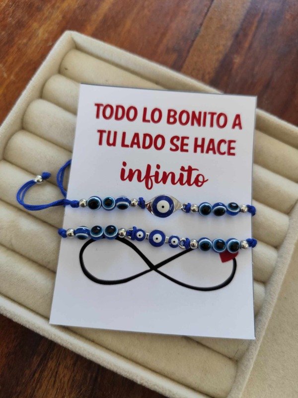 Producto - Par de pulseras de ojitos celestes.
