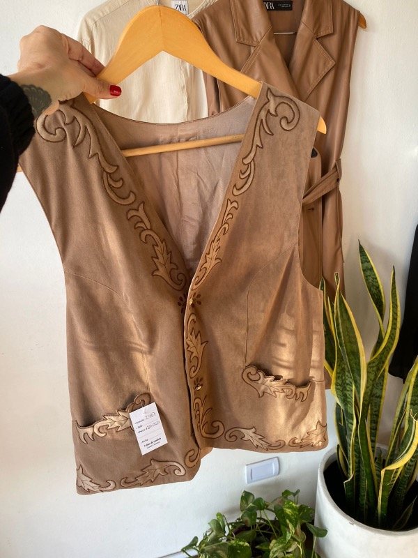 Producto - Chaleco de gamuza bordado talle M/L