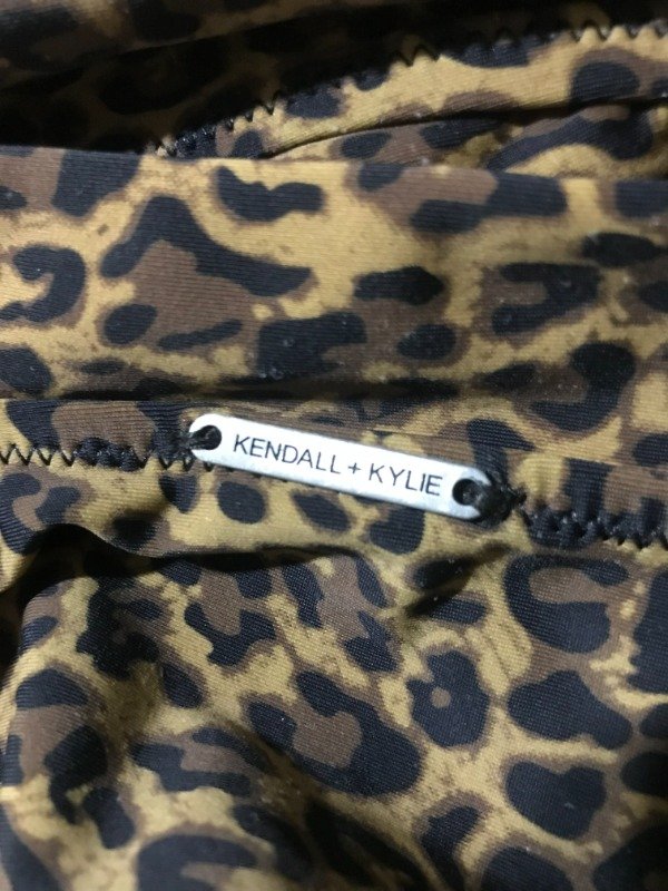 Producto - Kendall + Kylie cheetah bandeau buttom bikini. Size: S