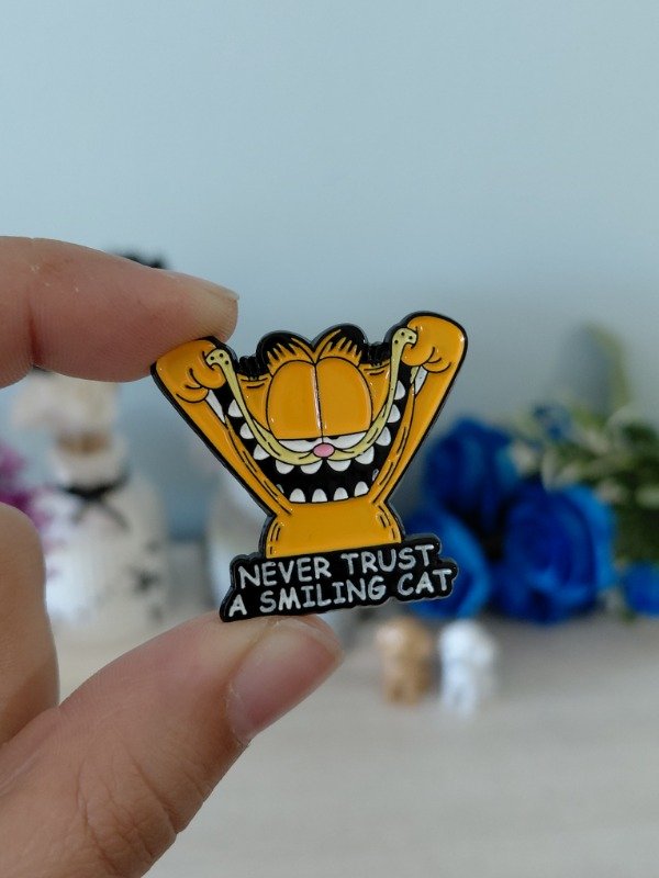 Producto - Pin metalizado - Garfield "Never trust a smiling cat" #0972