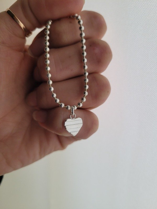 Producto - Pulserita bolitas + mini corazón con relieve AB