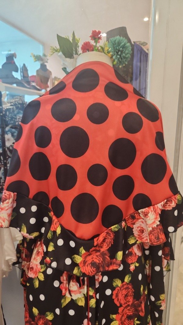 Producto - MANTONCILLO ROJO LUNAR NEGRO con flores