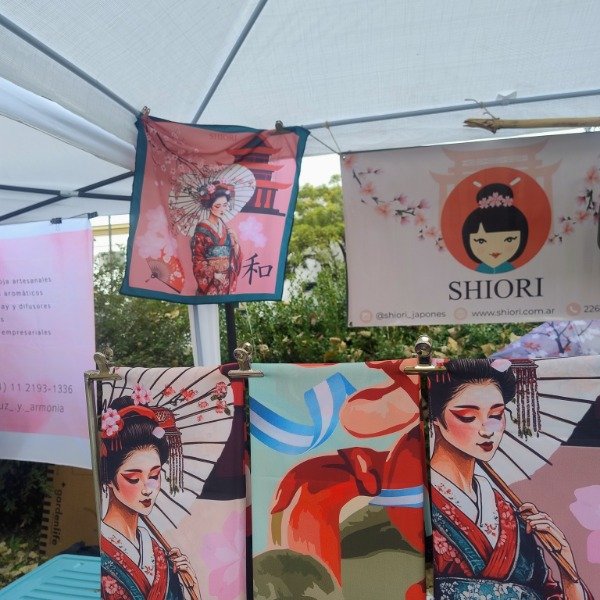 Producto - Japonesa fondo rosa