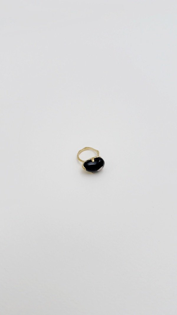Producto - Anillo negro con piedra cubic gota (dorado)