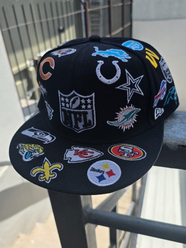 Producto - NFL All Over Multi-Patch Team Logo New Era 59FIFTY Talle 7 3/4 (61-62cm)