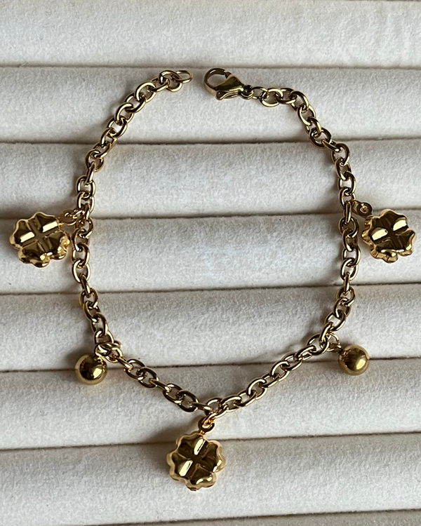 Producto - Pulsera con dijes de trébol inflados y bolitas de acero dorado 18cm