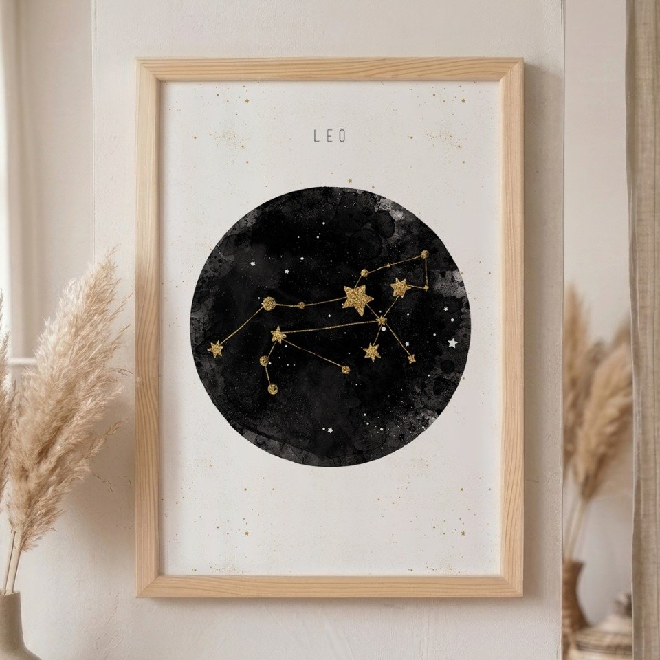 Lámina de la constelación de Leo en negro y dorado, en un marco de madera clara