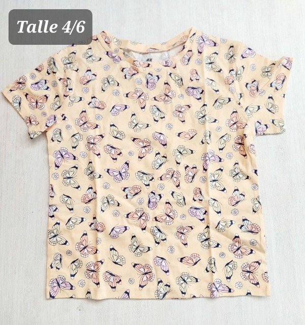 Remera manga corta HyM talle 4/6 amarilla con mariposas