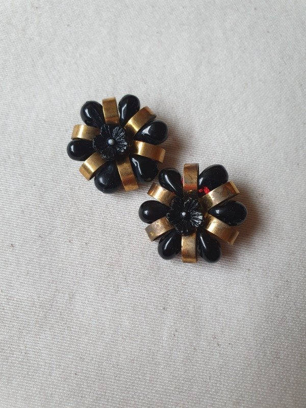 Producto - Aros Clips 40s Rosetas Muy Ch4nel Negras con Florcitas