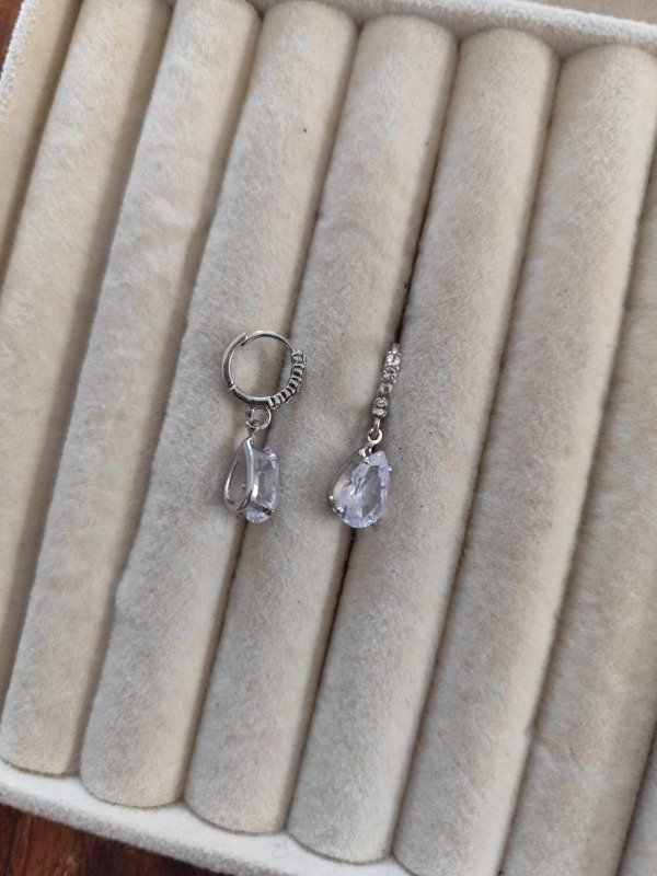 Producto - Aros argolla strass grande y mini strass. Plateado.