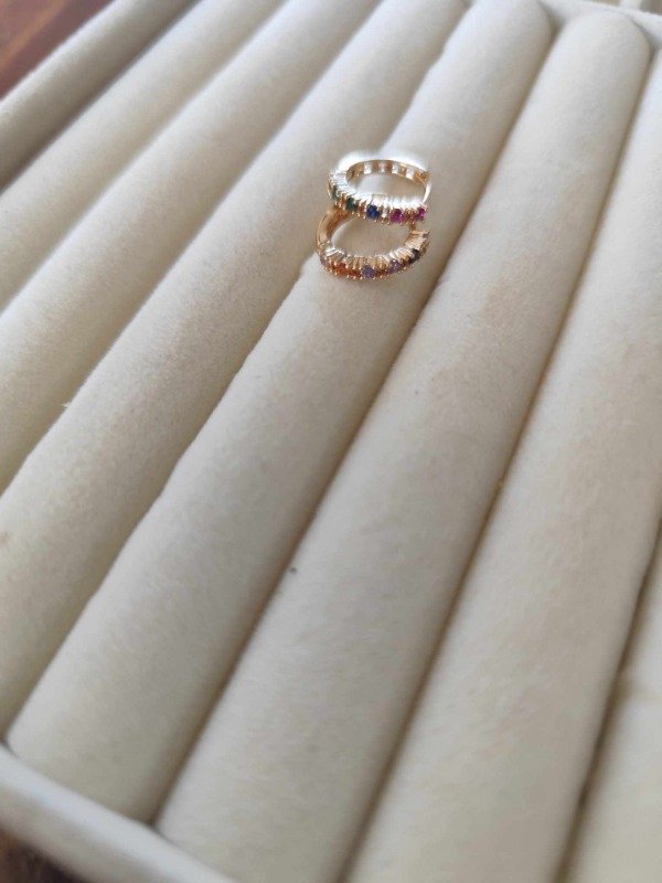 Producto - Aros argolla mini strass multicolor. 1 cm. Cobre dorado