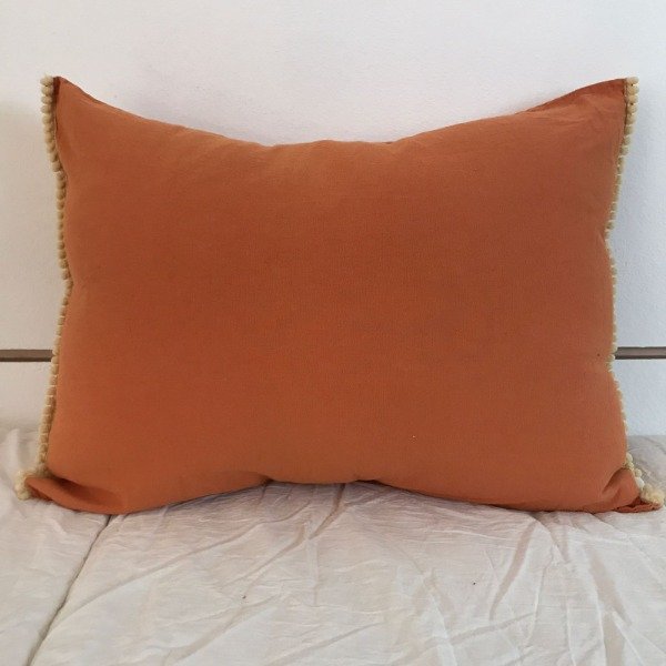 Producto - Almohadón - Funda Tussor Tierra con pompones Vainilla 50x70cm