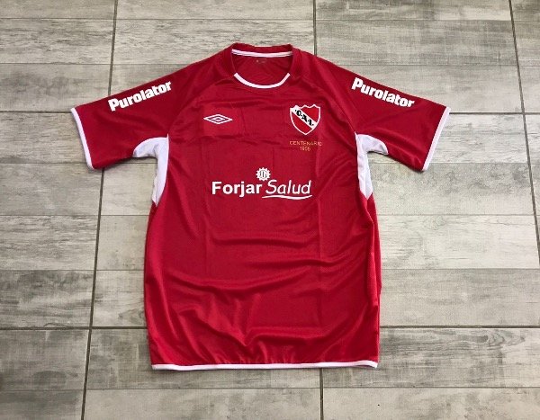 Camiseta retro de Independiente Umbro de color roja