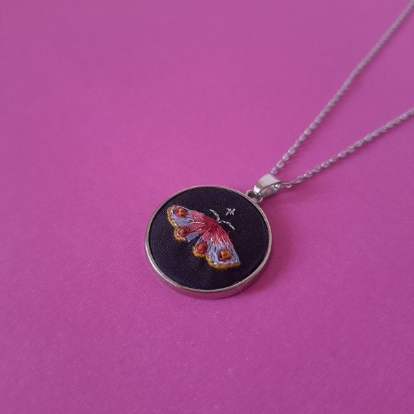 Producto - Medalla bordada Polilla