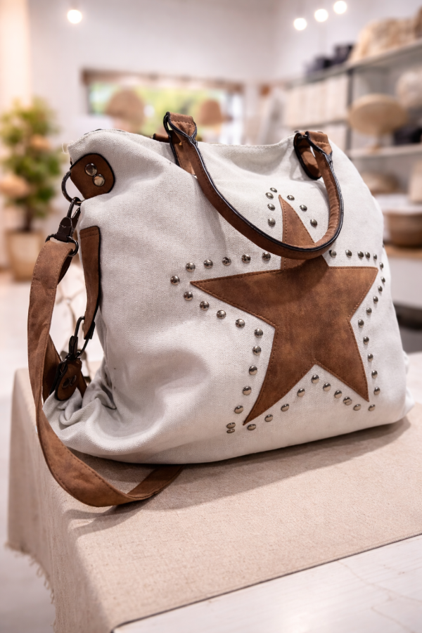 Producto - Bolso urbano color crudo con detalles en cuero y tachas