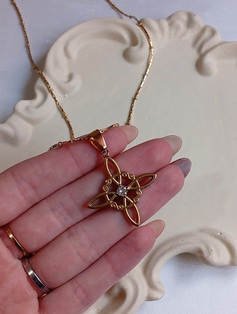 Producto - Collar nudo de bruja - Acero dorado