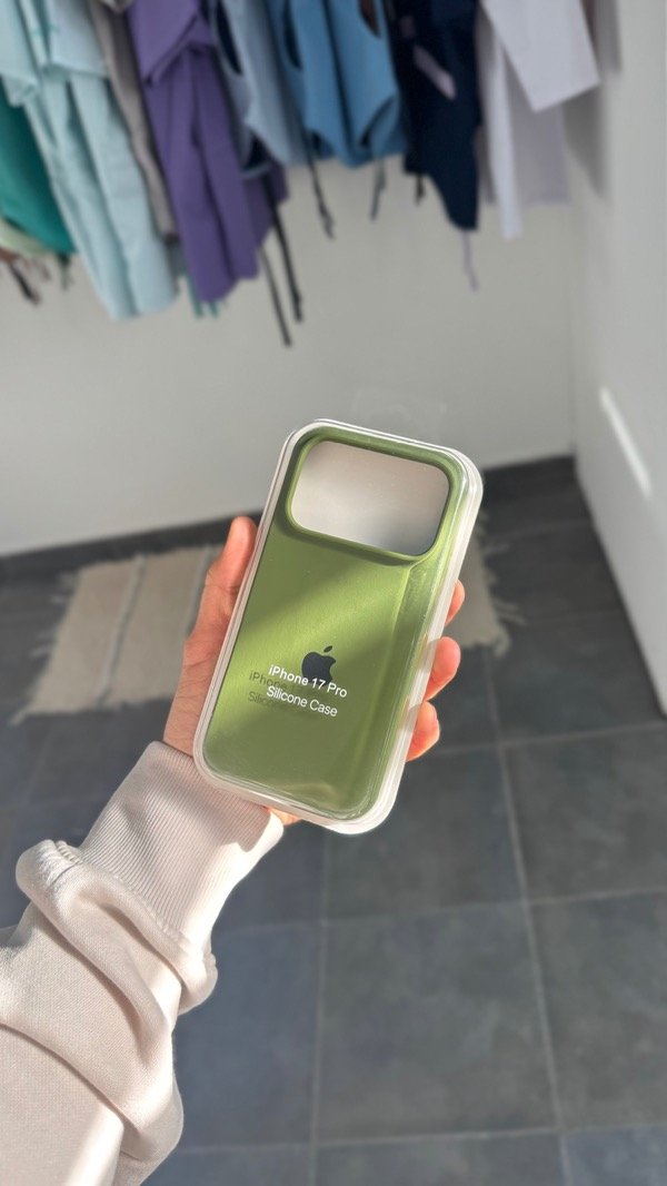 Producto - Silicone Case Verde Militar  (IPhone 17 pro)