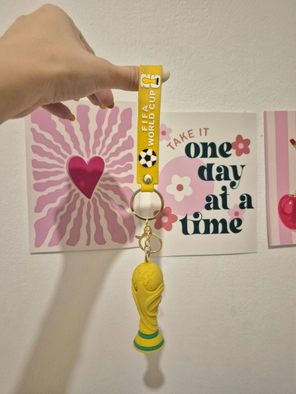 Producto - Kit Messi Completo - Muñeco mediano, Taza, Llavero y Stickers - 3