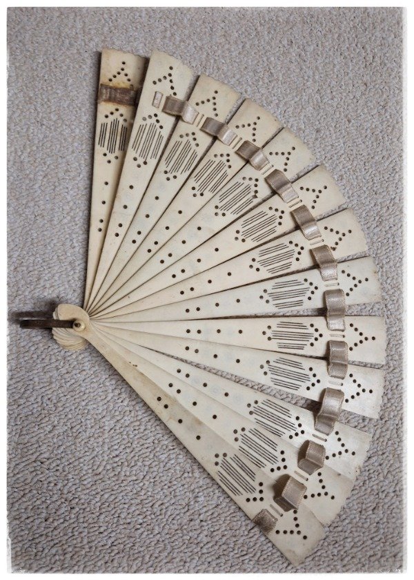 Producto - Abanico Vintage Plástico beige