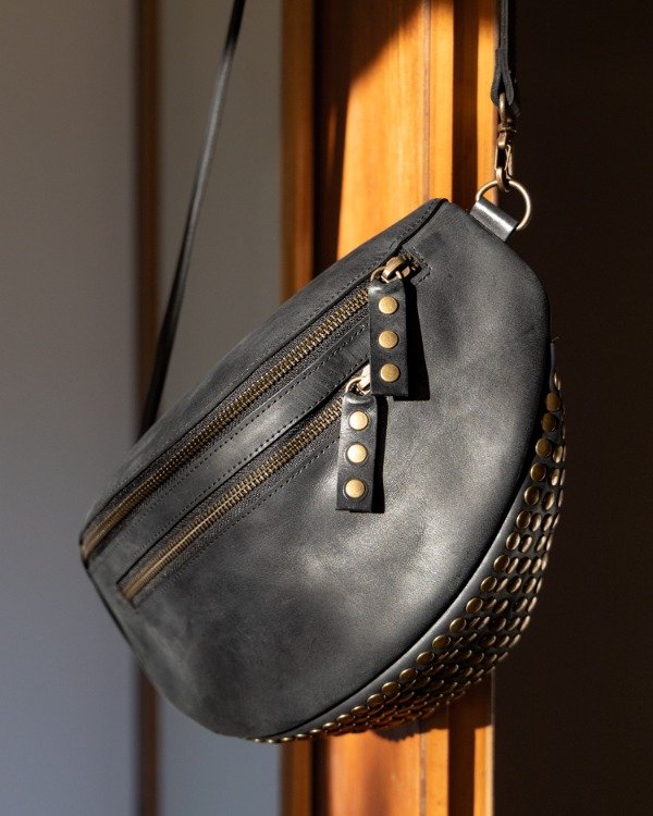 Producto - Sara Negro con tachas bronce