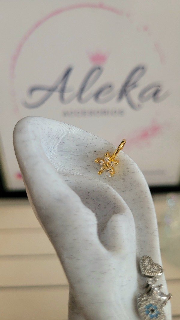 Producto - Aro cuff flor con cubic de acero dorado