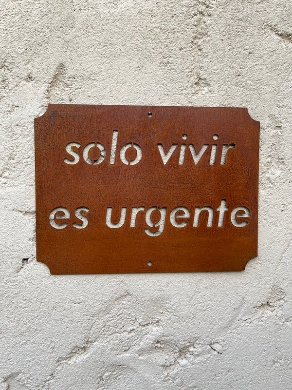 Producto - Chapa decorativa Solo vivir es urgente