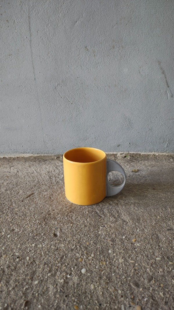 Producto - Taza amarilla y gris