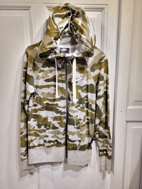 Producto - Buzo NIKE camuflada cierre completo Talle XS - PRECIO: 42X