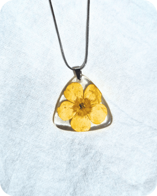 Producto - Dije Botón de oro triangular - incluye cadena