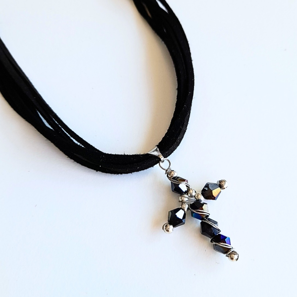 Producto - Collar gamuza con Cruz