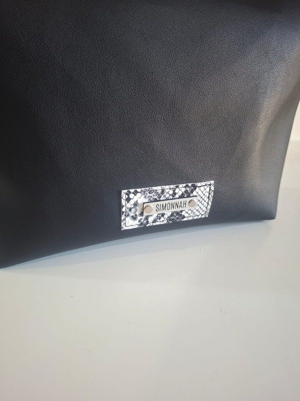 Producto - Mini Bag Ina Black con tachas grandes y detalles en serpiente - 2