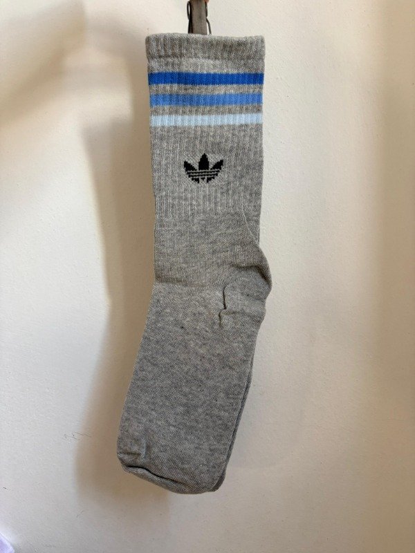 Producto - Adidas fondo gris con azul