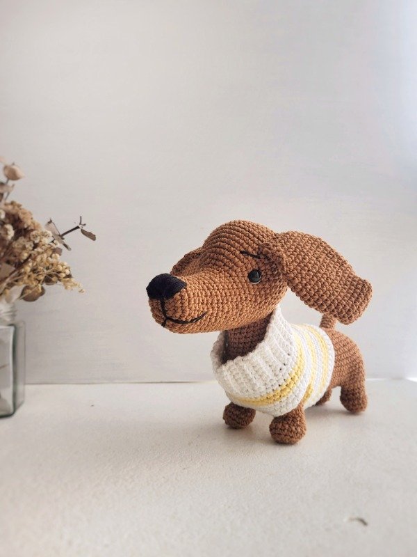 Producto - Perro salchicha chocolate (muñeco tejido)