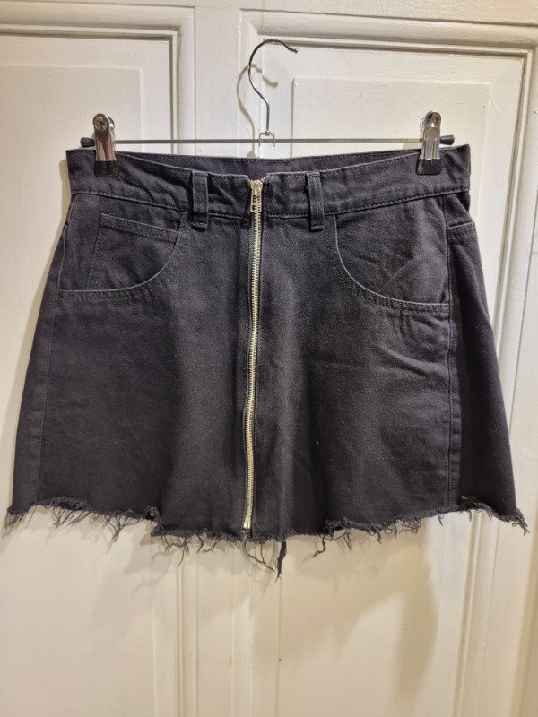 Producto - Falda negra de jean con cierre entero Talle 40 - PRECIO: 28X