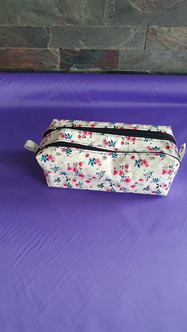 Producto - Cartuchera Doble Cierre Espejada Flores Blanca