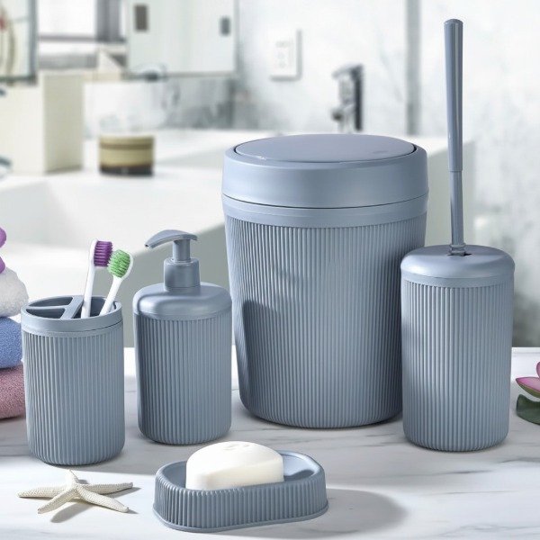 Producto - SET DE BAÑO DE 5 PIEZAS CON ESCOBILLA PLASTICO BAMBU RAYADO VOCE