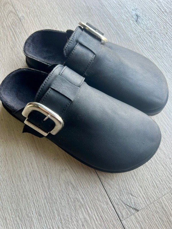 Producto - MIRKA cuero engrasado negro Plan. NEGRA