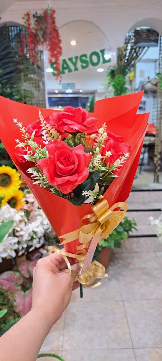 Producto - RAMO DE ROSAS ROJAS CON FOLLAJE