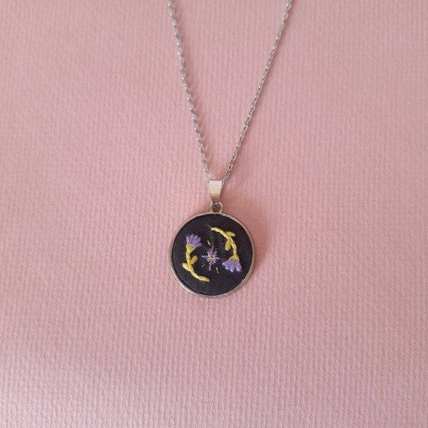 Producto - Medalla bordada Flores lilas - 1