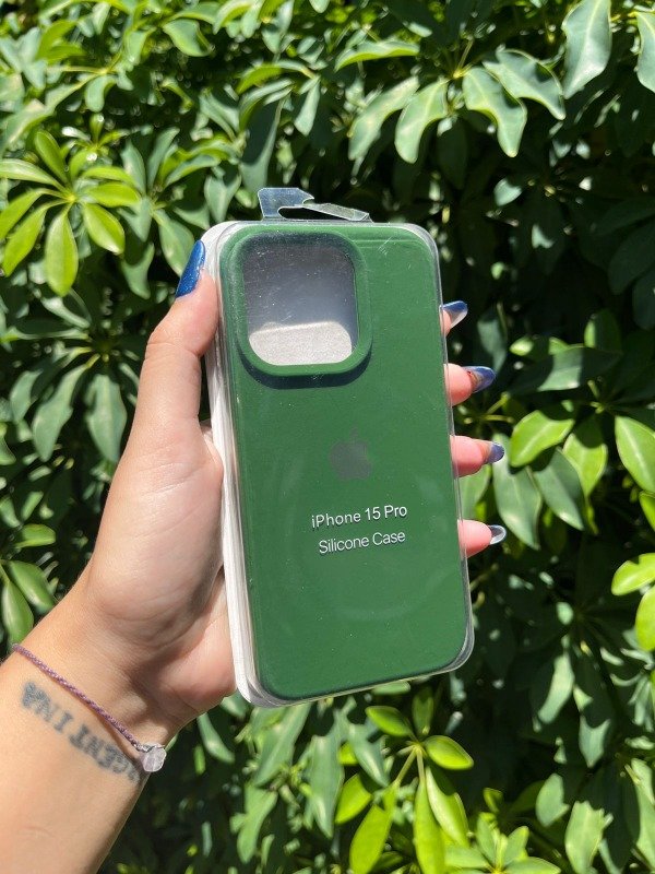 Producto - Iph 15 pro silicona con felpa verde manzana oscura