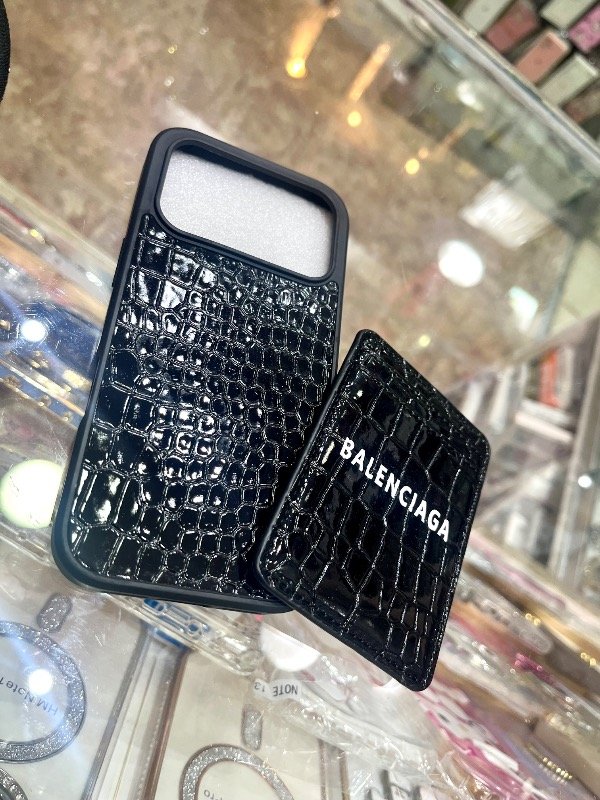 Producto - Funda Balenciaga con Tarjetero Mag Safe iPhone 17 pro / 17 pro max - 1