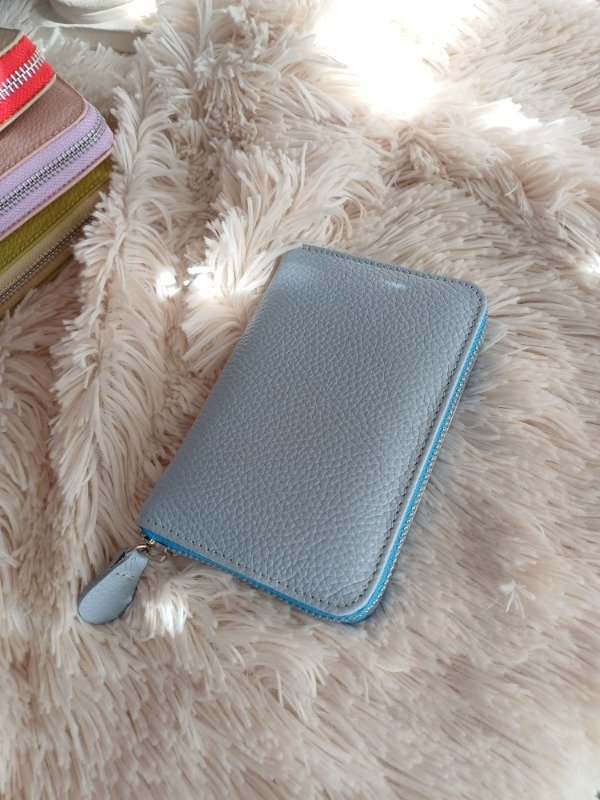 Producto - Billetera de CUERO CELESTE
