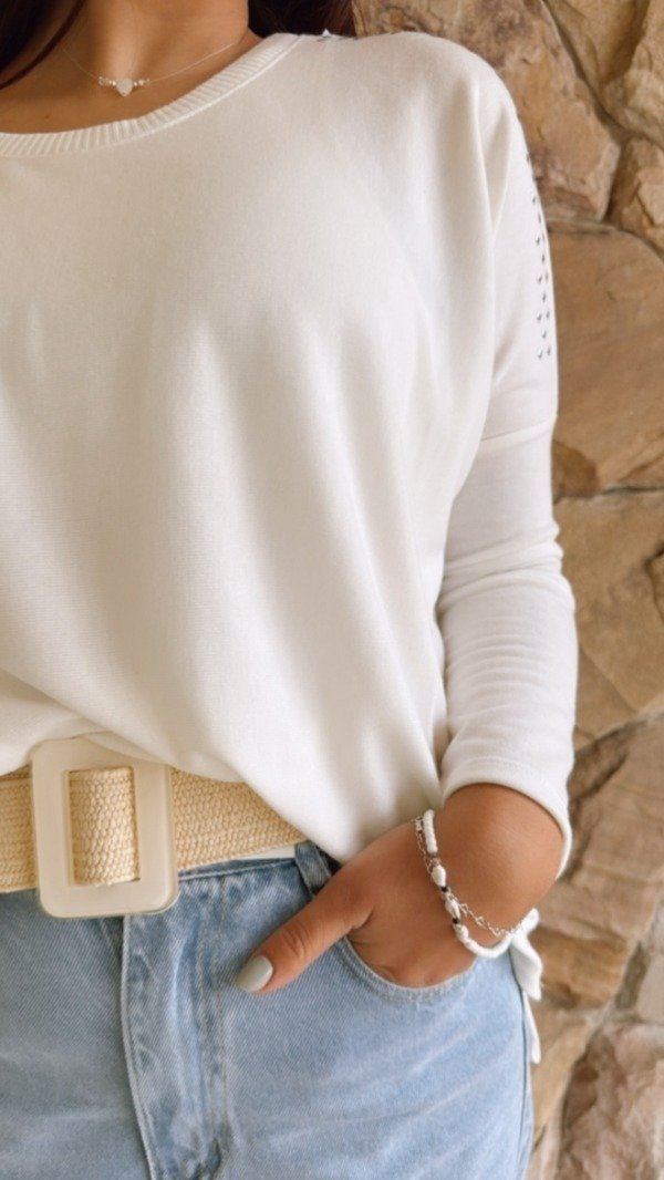 Producto - SWEATER LANILLA CON TACHAS EN HOMBROS (VARIOS COLORES)