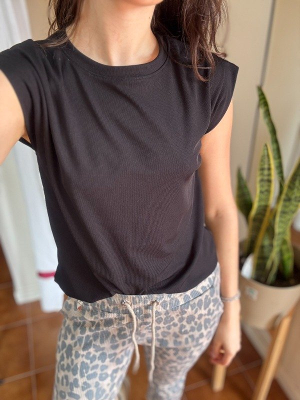 Producto - Remera Black basic